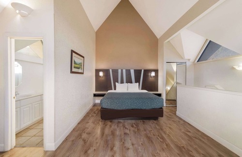Gatlinburg Hotel | Econo Lodge Inn & Suites On The River
