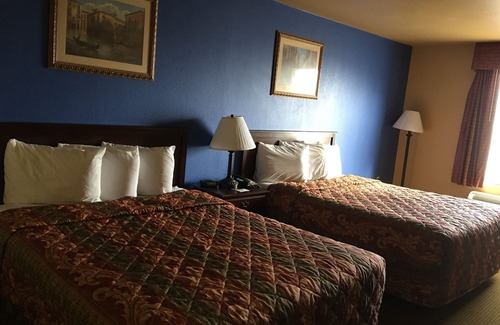 Greenbrier Hotel | Econo Lodge Inn & Suites