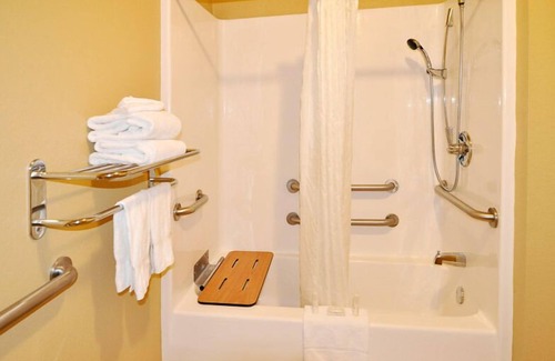 Greenbrier Hotel | Econo Lodge Inn & Suites