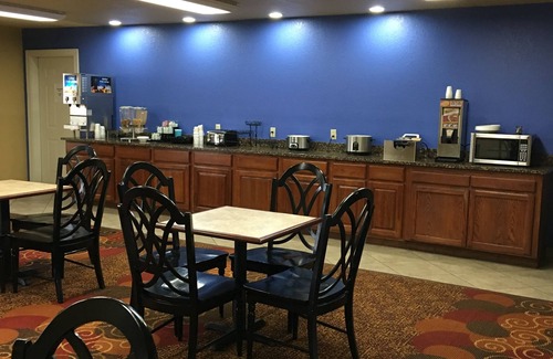 Greenbrier Hotel | Econo Lodge Inn & Suites