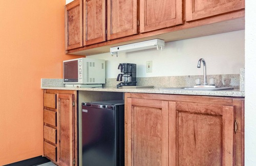 Gulfport Hotel | Econo Lodge Inn & Suites