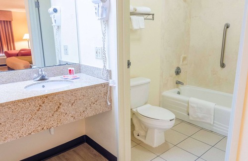 Gulfport Hotel | Econo Lodge Inn & Suites