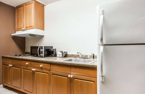 Jackson Hotel | Econo Lodge Inn & Suites