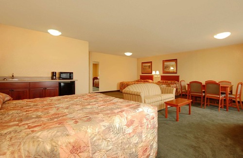 Kearney Hotel | Econo Lodge Inn & Suites