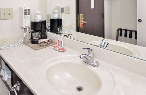 Shelbyville Hotel | Econo Lodge Inn & Suites Shelbyville