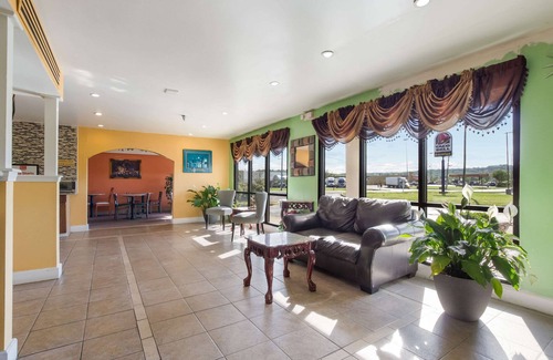 Hillview Hotel | Econo Lodge Inn & Suites