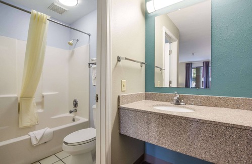 Hillview Hotel | Econo Lodge Inn & Suites
