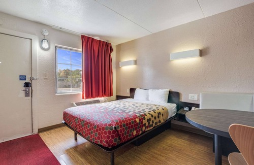 Terre Haute Hotel | Econo Lodge Inn & Suites