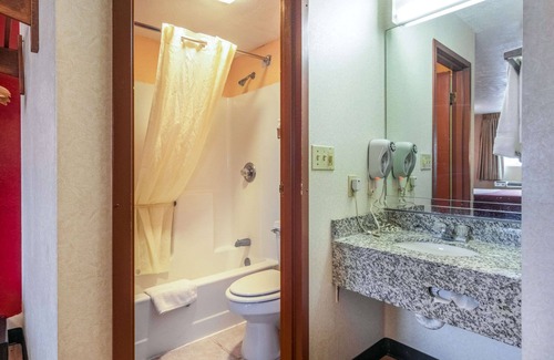 Kent Hotel | Econo Lodge Kent - Akron West