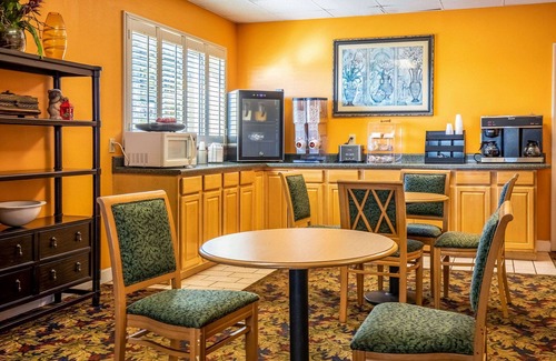 Ashley Oaks Hotel | Econo Lodge Knoxville West - Turkey Creek
