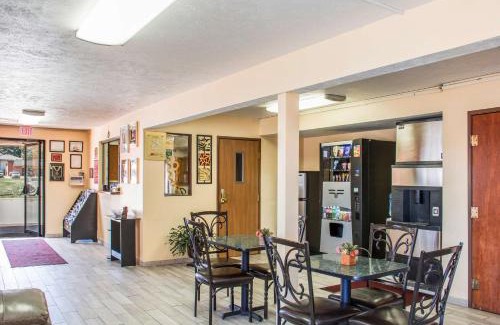 Lansing Cabin | Econo Lodge Lansing - Leavenworth