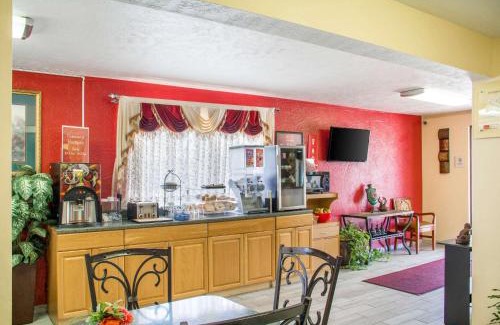Lansing Cabin | Econo Lodge Lansing - Leavenworth