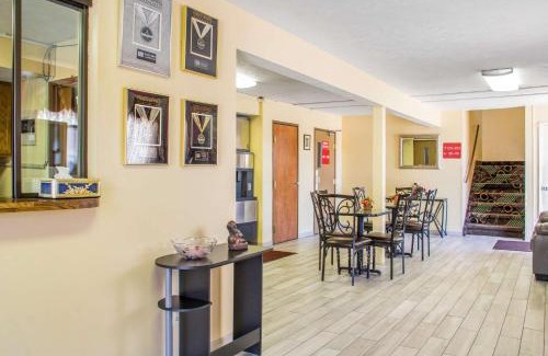 Lansing Cabin | Econo Lodge Lansing - Leavenworth