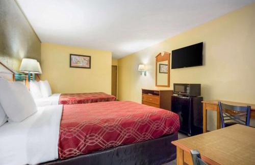 Lansing Cabin | Econo Lodge Lansing - Leavenworth