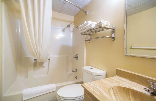 Lansing Hotel | Econo Lodge Lansing - Leavenworth