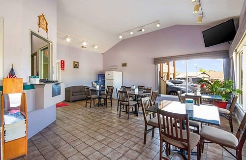 North Camellia Acres Hotel | Econo Lodge Little Creek