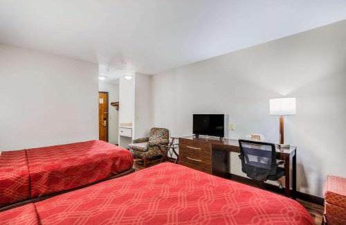 Milwaukee Cabin | Econo Lodge Milwaukee Airport