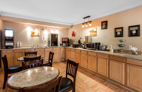 North Charleston Hotel | Econo Lodge North