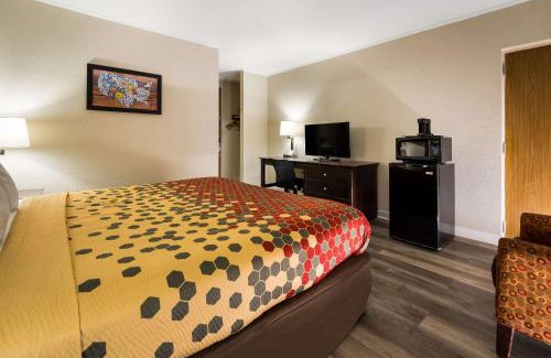 Perry Cabin | Econo Lodge - Perry National Fair Ground Area