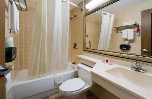 Perry Cabin | Econo Lodge - Perry National Fair Ground Area