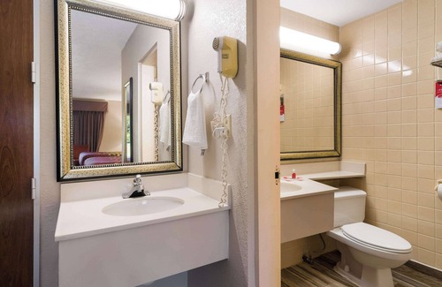 Perry Hotel | Econo Lodge - Perry National Fair Ground Area