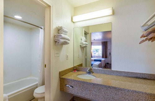 Westown Commercial Center Hotel | Econo Lodge Phoenix North I-17