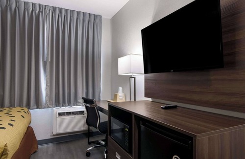Portage Hotel | Econo Lodge Portage