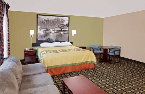 Canton Hotel | Econo Lodge