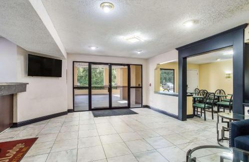 Clinton Cabin | Econo Lodge