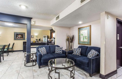 Clinton Cabin | Econo Lodge