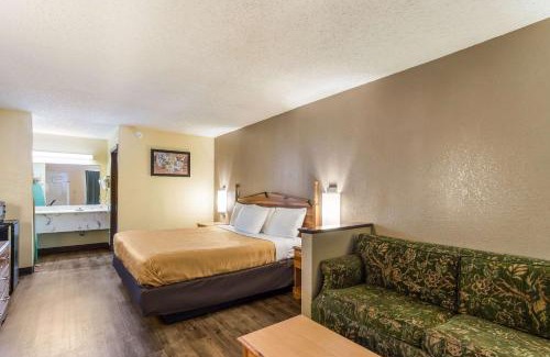 Clinton Cabin | Econo Lodge