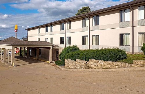 Maquoketa Hotel | Econo Lodge