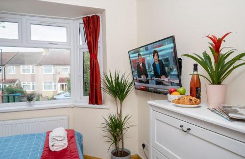 Greenwich Apartment | Economy Double Room G2 (Sandycroft Guest House)