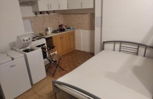 Kosire Apartment | Economy flat 18 minutes from Vaclavske namesti