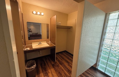 Belleville Hotel | ECONOMY INN