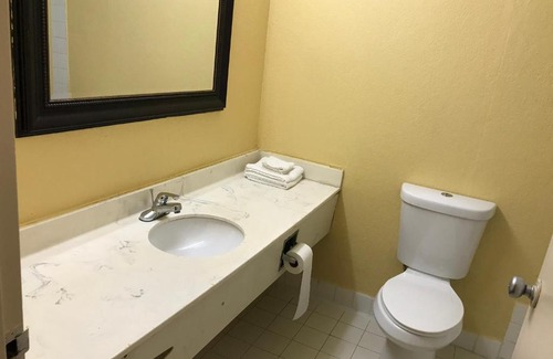 Fort Wayne Hotel | Economy Inn