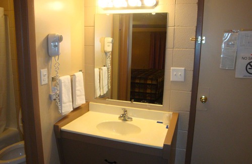 Green Bay Hotel | Economy Inn