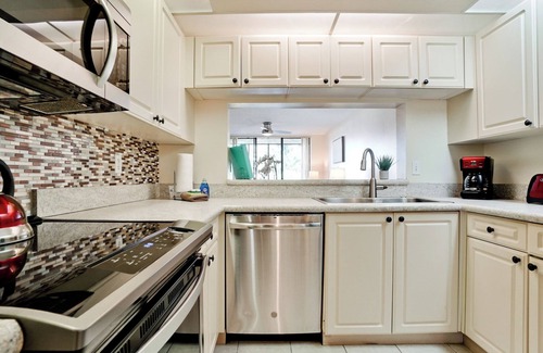 South Bradenton Apartment | ED-Pool, Tennis, Pickle ball, near Beaches and IMG, Shorewalk condo 2 Bedroom/2 Bath lake view
