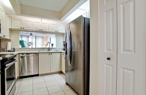 South Bradenton Apartment | ED-Pool, Tennis, Pickle ball, near Beaches and IMG, Shorewalk condo 2 Bedroom/2 Bath lake view