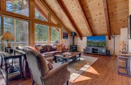Tahoe Woods House | Edelweiss Retreat- Close to Lake and Ski Resorts- Pet Friendly- Hot Tub