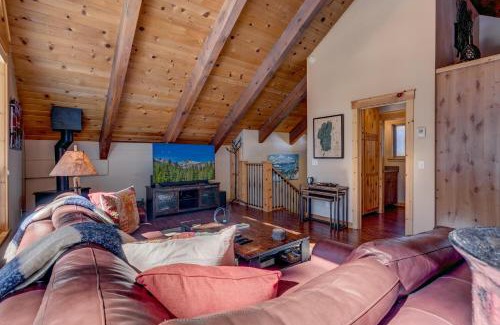 Tahoe Woods House | Edelweiss Retreat- Close to Lake and Ski Resorts- Pet Friendly- Hot Tub