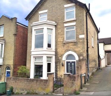 Cowes House | Eden Cottage - 9 Guests, Sea Views, Central Cowes, Ferry Deal