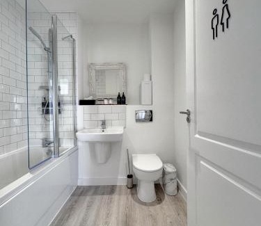 Birmingham House | Eden Gateway full equipment brand new bright and modern En-suite Double bedroom - room 3 near city centre