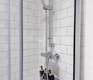Birmingham House | Eden Gateway full equipment brand new bright and modern En-suite Double bedroom - room 3 near city centre