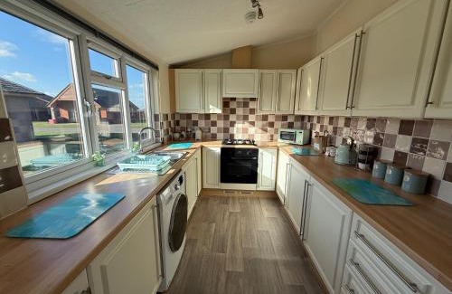 Fitling House | Eden Lodge-Tranquil-Hot Tub-Fishing-7m to Beach