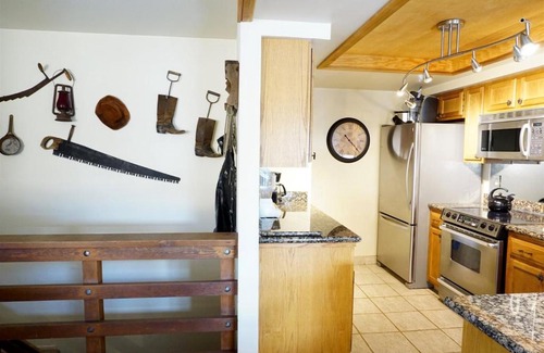June Lake Apartment | Edgewater 18