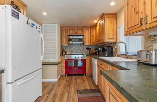 June Lake Condo | Edgewater 19, steps from the June Lake Marina.