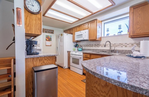 June Lake Condo | Edgewater #2 Lakeview, Upper unit, upgraded unit, brand new carpet