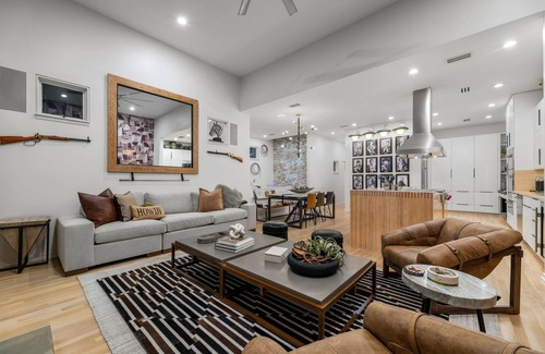 Oak Lawn House | Edgewater Elegance- Gorgeous 2 Bed on Katy Trail!