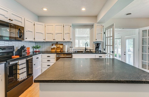 Benton House | 'Edgewater on Kentucky Lake' w/Hot Tub & Games